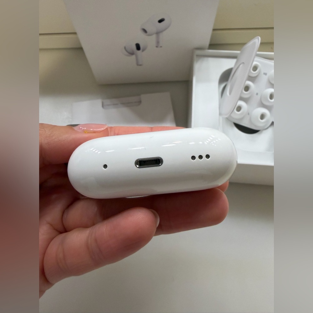 Apple AirPods Pro 2nd Generation - Picture 6 of 17